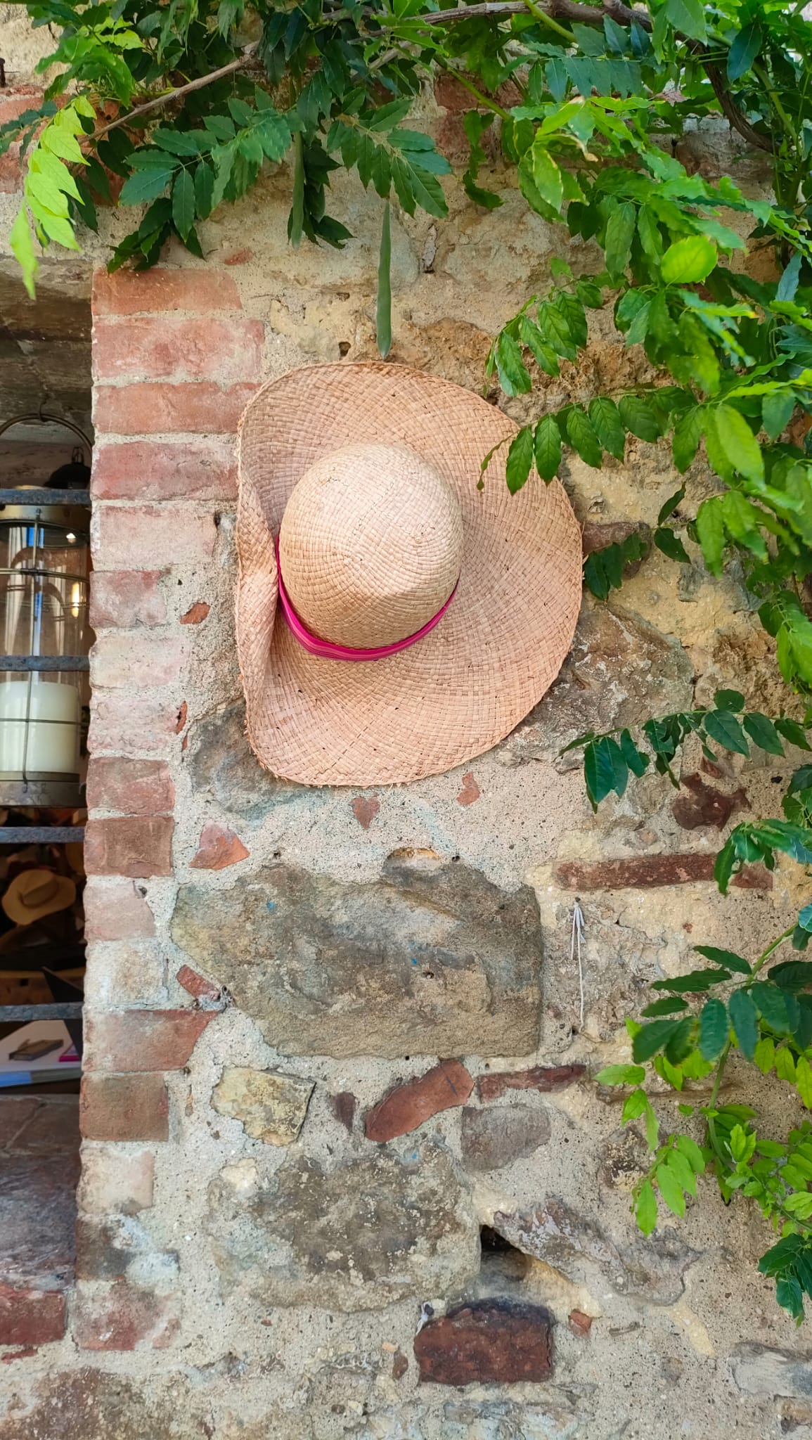 Cappello Cloche tesa larga
